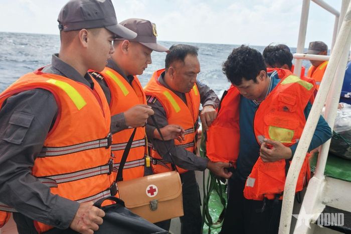 Ngư dân bị tai nạn lao động được đưa lên Tàu KN 466 để về điều trị tại đặc khu Phú Quý.