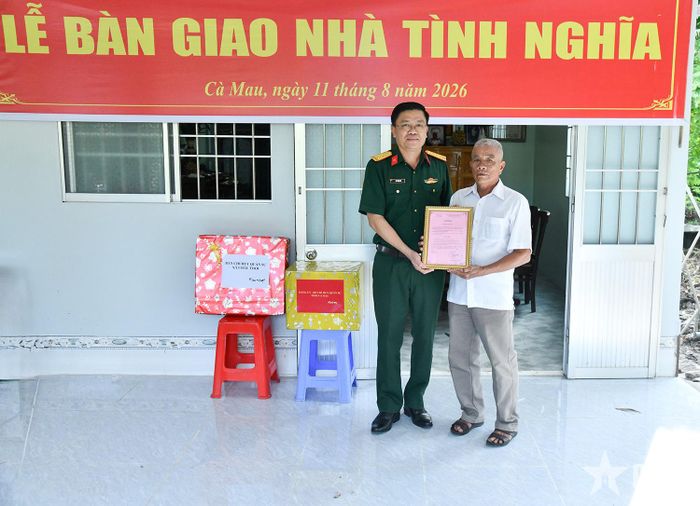  Đại tá Võ Thành Lê, Chính ủy Bộ CHQS tỉnh Cà Mau trao quyết định bàn giao nhà tặng gia đình ông Lý Văn Thủy, ấp Giống Bướm A, xã Châu Thới, tỉnh Cà Mau.  