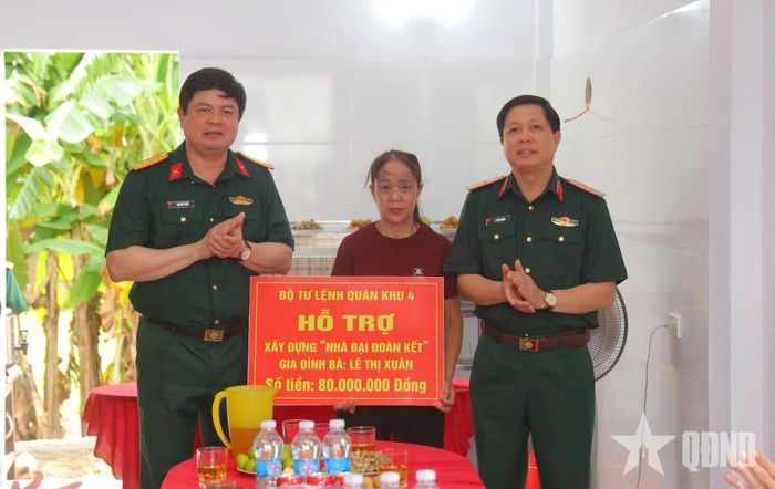 Bộ tư lệnh Quân khu 4 hỗ trợ xây dựng nhà "Đại đoàn kết" tặng gia đình có hoàn cảnh khó khăn trên địa bàn tỉnh Nghệ An. 