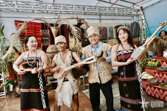 Anh Hồ Phương (thứ hai, từ bên phải sang) trong trang phục làm từ gỗ cây a mưng tham dự lễ hội văn hóa các dân tộc Việt Nam. 