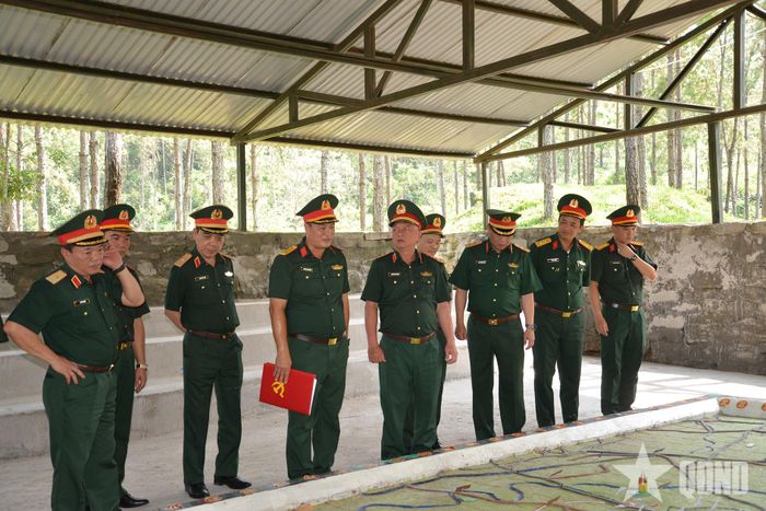 Đoàn công tác kiểm tra khu vực huấn luyện chuyển trạng thái sẵn sàng chiến đấu của Trung đoàn 43. 