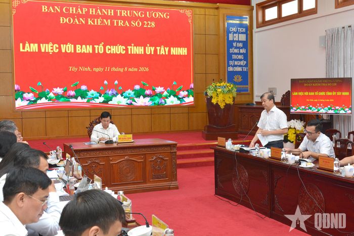 Đại diện Ban Tổ chức Tỉnh ủy Tây Ninh báo cáo giải trình trước Đoàn kiểm tra, giám sát.