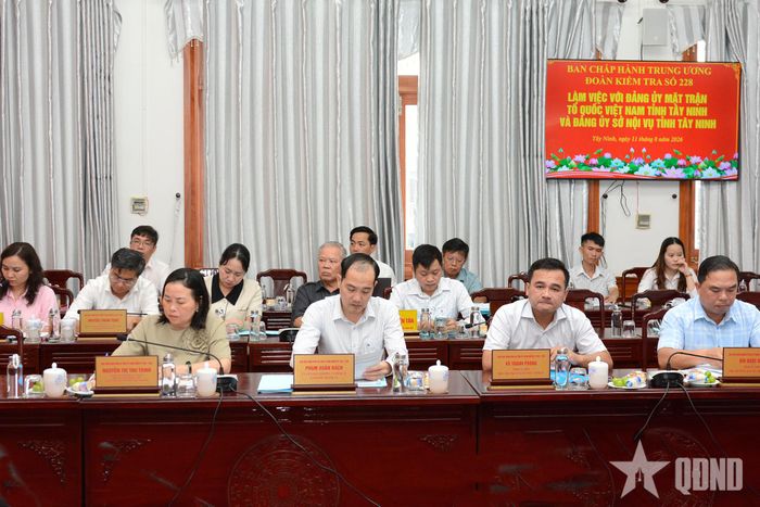 Lãnh đạo Đảng ủy MTTQ Việt Nam, Đảng ủy Sở Nội vụ tỉnh Tây Ninh tại buổi làm việc.