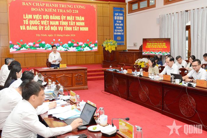 Thượng tướng Đỗ Xuân Tụng và đoàn kiểm tra, giám sát làm việc với Đảng ủy MTTQ và Đảng ủy Sở Nội vụ tỉnh Tây Ninh.