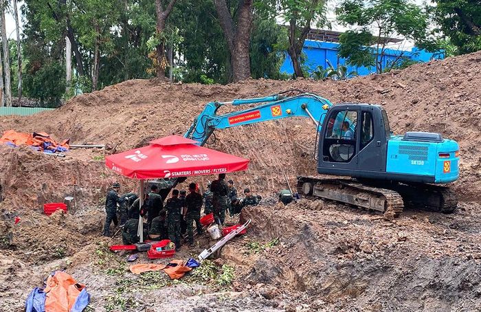 Bộ tư lệnh Thành phố đã huy động máy cuốc và xe tải phục vụ đào, vận chuyển đất.