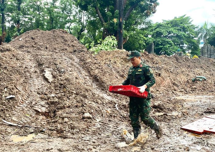 Lực lượng chức năng thực hiện nhiệm vụ tìm kiếm, quy tập hài cốt liệt sĩ tại Công viên Lê Thị Riêng.