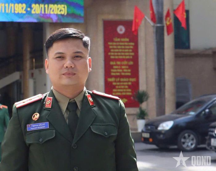  Trung úy Xayaveth Keomany bày tỏ sự tiếc thương sâu sắc trước sự ra đi của Chủ tịch Quốc hội Lào. Ảnh nhân vật cung cấp