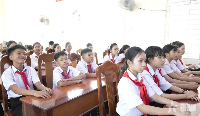 Các em học sinh, tham gia buổi tuyên truyền về phòng, tránh tai nạn bom mìn tại xã Sơn Hạ, tỉnh Quảng Ngãi.