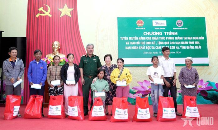 Ban tổ chức trao quà hỗ trợ cho các nạn nhân, nạn nhân bị tai nạn do bom, mìn, chất độc da cam và các hoàn cảnh khó khăn trên địa bàn xã Sơn Hạ.