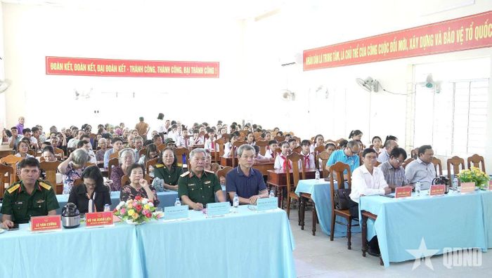 Đại biểu tham gia chương trình tuyên truyền, hướng dẫn phòng, tránh tai nạn bom mìn trên địa bàn xã Sơn Hạ, tỉnh Quảng Ngãi.