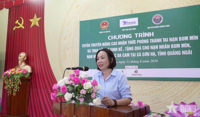 Cán bộ của Hội Hỗ trợ khắc phục hậu quả bom mìn tỉnh Quảng Ngãi tuyên truyền về nội dung phòng tránh tai nạn bom mìn.