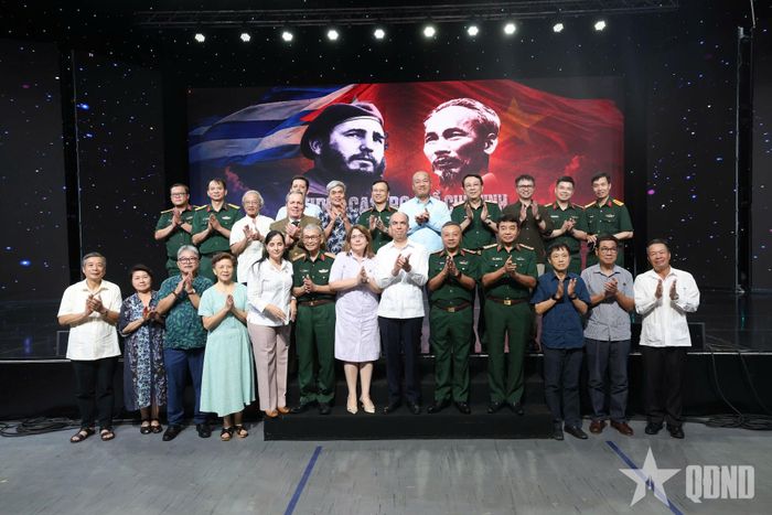  Thượng tướng Lê Quang Minh và Đại sứ Cuba tại Việt Nam Rogelio Polanco Fuentes cùng các đại biểu, khách mời chụp ảnh lưu niệm tại buổi công chiếu phim.