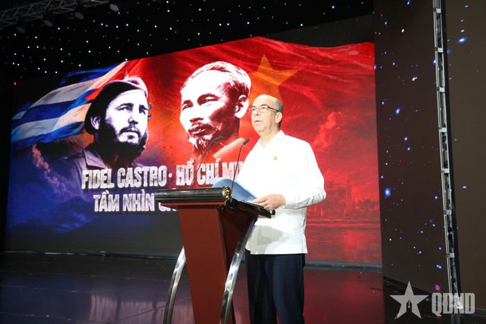  Đại sứ Rogelio Polanco Fuentes phát biểu tại buổi công chiếu. 