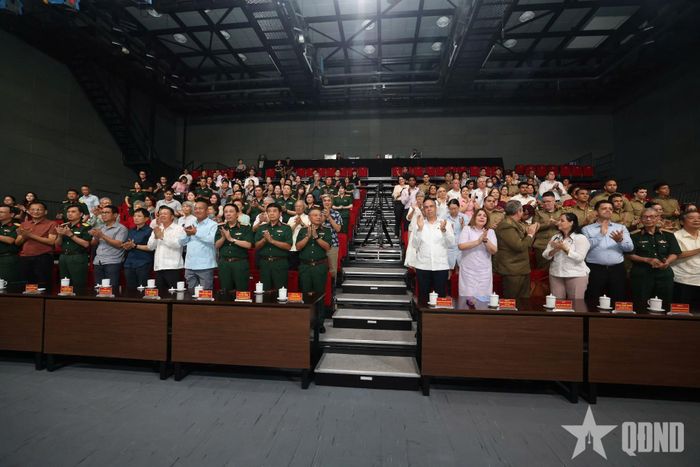   Tham dự buổi công chiếu có các cán bộ, học viên và người dân Cuba đang sinh sống, làm việc và học tập tại Việt Nam.