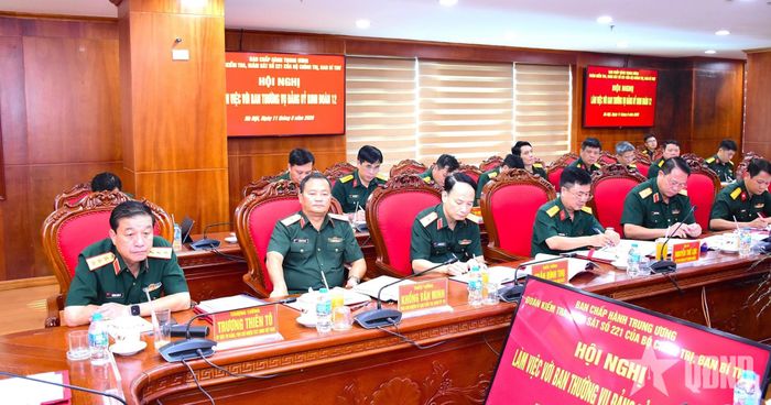  Thượng tướng Trương Thiên Tô, Ủy viên Trung ương Đảng, Phó chủ nhiệm Tổng cục Chính trị cùng các đại biểu dự hội nghị.  