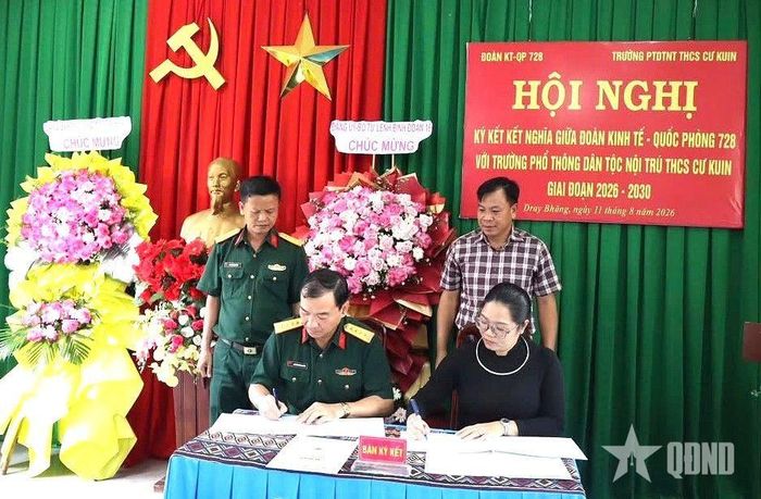  Đại tá Nguyễn Xuân Nguyên và đồng chí Ngô Thị Hương, Hiệu trưởng Trường PTDTNT THCS Cư Kuin ký kết kết nghĩa.  