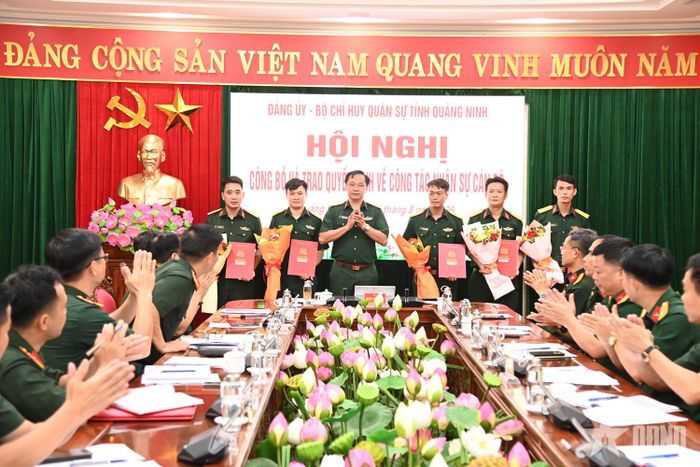  Đại tá Hoàng Văn Thuyết, Phó bí thư Thường trực Đảng ủy, Chính ủy Bộ CHQS tỉnh Quảng Ninh trao quyết định và tặng hoa chúc mừng các cán bộ biệt phái.  