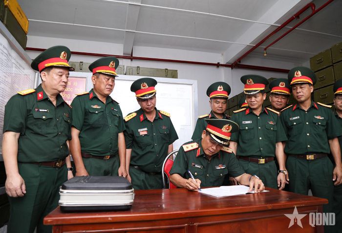  Trung tướng Trần Minh Đức viết nhật ký kiểm tra tại Kho Kỹ thuật K54.  