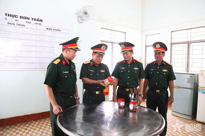 Đoàn công tác kiểm tra nhà ăn tại Ban Chỉ huy quân sự phường Ayun Pa (Bộ Chỉ huy quân sự tỉnh Gia Lai).