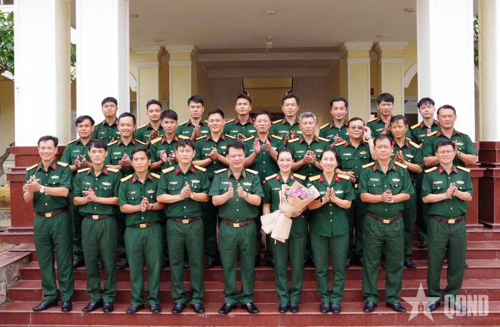 Đoàn công tác và cán bộ, nhân viên Tiểu đoàn hỗn hợp, đặc khu Phú Quý. 