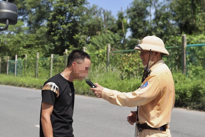  Qua gần 2 giờ kiểm tra nhiều phương tiện, không phát hiện trường hợp tài xế vi phạm nồng độ cồn hay có chất ma túy trong cơ thể.  