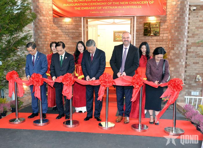 Tổng Bí thư, Chủ tịch nước Tô Lâm và các đại biểu thực hiện nghi thức cắt băng khánh thành Nhà Việt Nam tại Australia.
