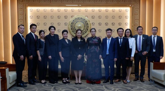 Phó Chủ tịch UBND TP Đà Nẵng Nguyễn Thị Anh Thi chụp ảnh lưu niệm cùng Đoàn công tác.