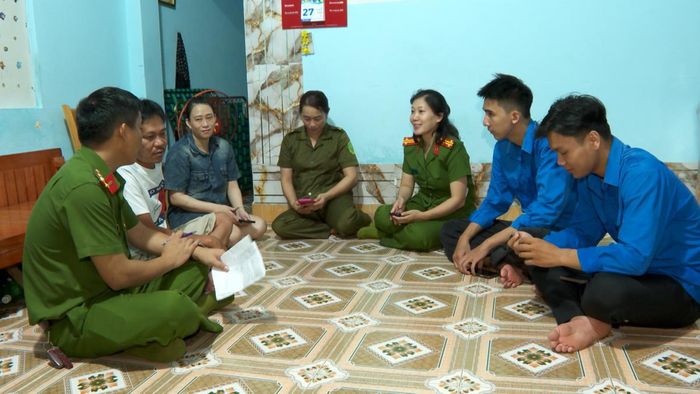 Cán bộ chiến sĩ Công an và đoàn viên thanh niên phường Hòa Xuân đến tận nhà hỗ trợ những gia đình không có thời gian đến điểm hướng dẫn, giúp người dân cài đặt và sử dụng các tiện ích trên VNeID.