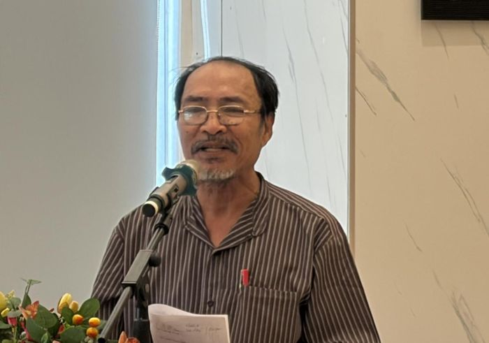 Nhà nghiên cứu Hồ Xuân Tịnh và Phùng Tấn Đông phát biểu tại tọa đàm.