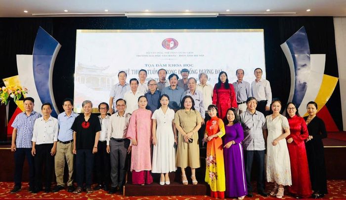 Các đại biểu dự tọa đàm chụp ảnh lưu niệm.