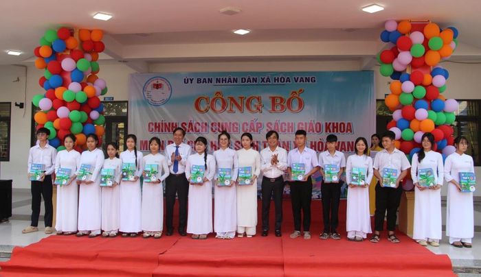 Xã Hòa Vang còn là địa phương đầu tiên trên cả nước hoàn thành chính sách cung cấp sách giáo khoa miễn phí cho toàn bộ học sinh trên địa bàn.