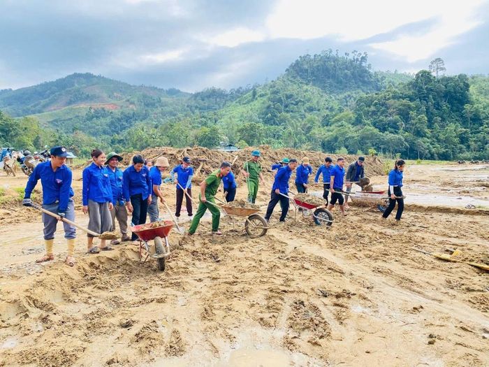 Đoàn viên xã Trà Giáp giúp người dân cải tạo đồng ruộng để trồng lúa nước.