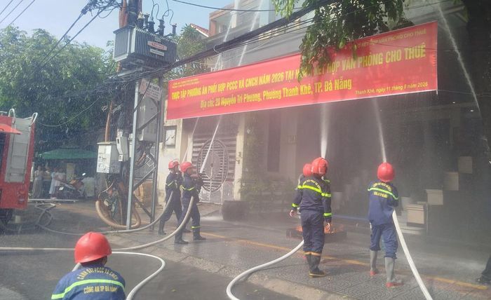 Đội Chữa cháy và cứu nạn cứu hộ KV4 triển khai đội hình 2 lăng B khống chế, dập tắt đám cháy giả định.