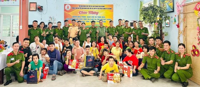 Lực lượng Công an đến thăm, tặng quà tại Trung tâm Bảo trợ nạn nhân chất độc da cam và trẻ em bất hạnh TP Đà Nẵng.