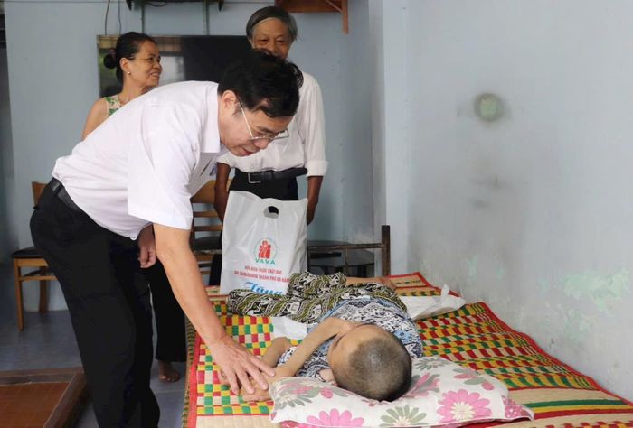 Lãnh đạo Hội Nạn nhân chất độc da cam/dioxin TP Đà Nẵng thăm hỏi, tặng quà cho nạn nhân da cam.