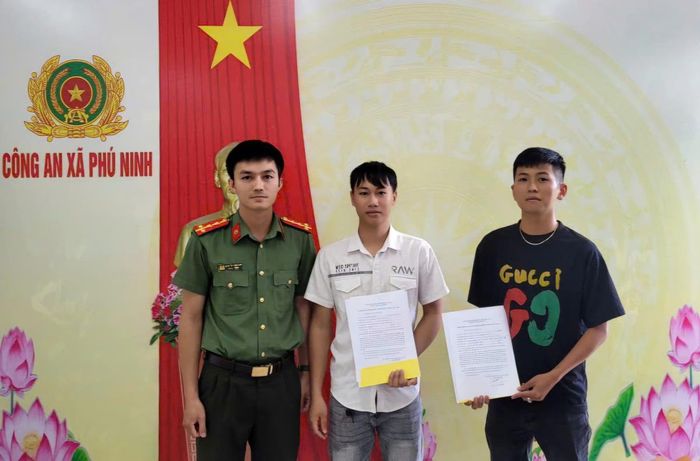 Đại diện Công an xã Phú Ninh nhận đơn tình nguyện của Tuấn và Chính.
