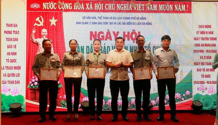 Lãnh đạo Sở Văn hoá, Thể thao và Du lịch TP Đà Nẵng tặng Giấy khen cho các cá nhân có thành tích xuất sắc trong phong trào toàn dân bảo vệ an ninh Tổ quốc