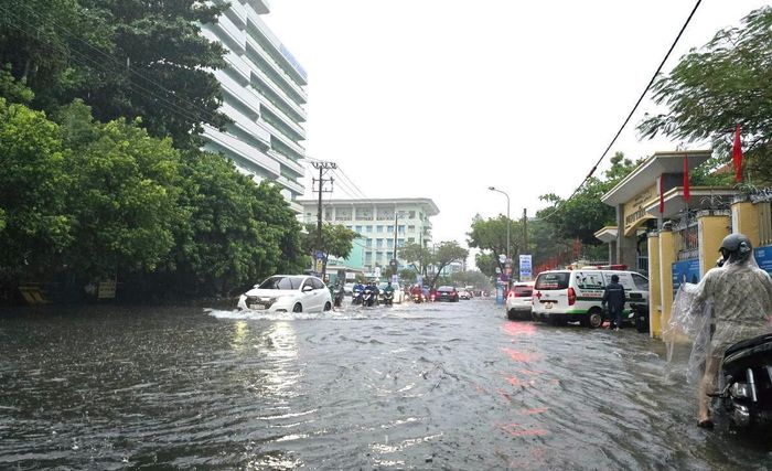 Mưa lớn gây ngập cục bộ tại đường Quang Trung vào mùa mưa 2025