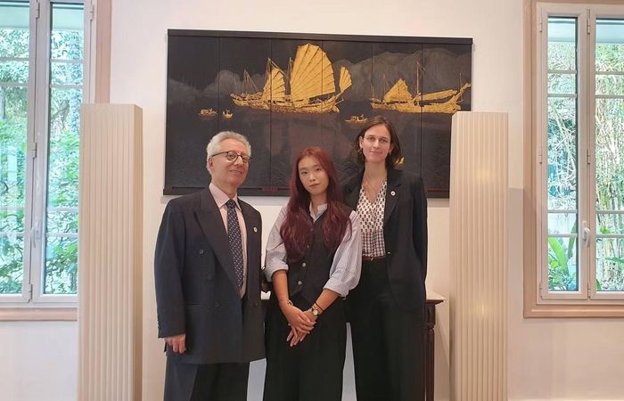 Mai Chi trong lần đến Dinh thự Đại sứ quán Pháp tại Việt Nam.