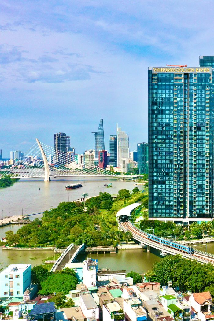Metro số 1 (Bến Thành - Suối Tiên) đoạn qua ga Ba Son, phường Sài Gòn, TPHCM. Ảnh: HOÀNG HÙNG