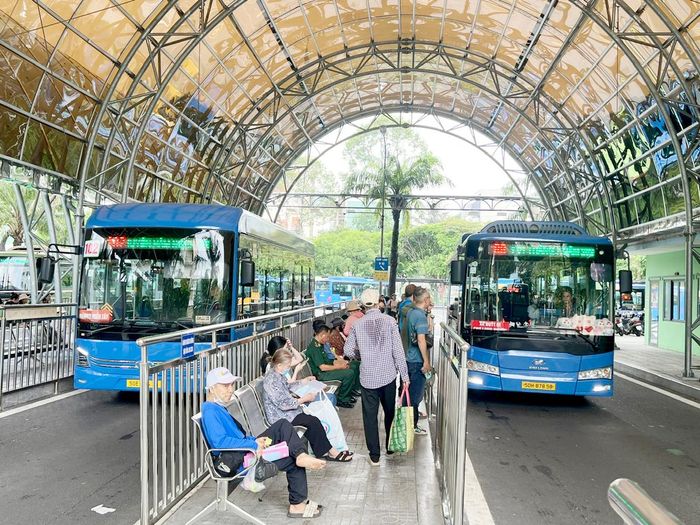  Người dân đi xe buýt điện tại bến xe buýt trung tâm Sài Gòn. Ảnh: QUỐC HÙNG 