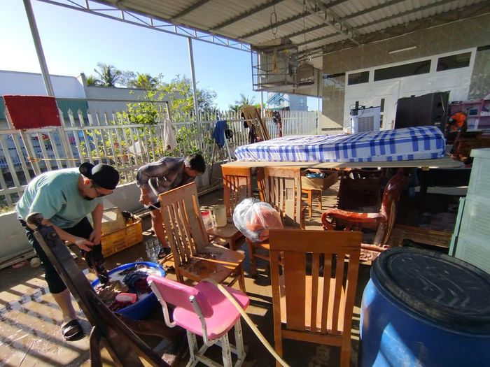 Người dân phường Hàm Thắng (tỉnh Lâm Đồng) dọn dẹp nhà cửa sau đợt mưa lũ xảy ra vào cuối năm 2025. Ảnh: TIẾN THẮNG
