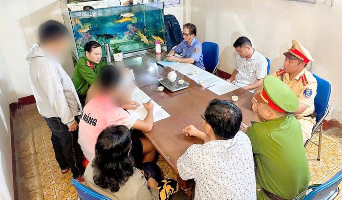 Lực lượng chức năng TP Đồng Nai làm việc, nhắc nhở hai thiếu niên có hành vi ném đá vào tàu hỏa đang lưu thông. Ảnh: CAĐN cung cấp
