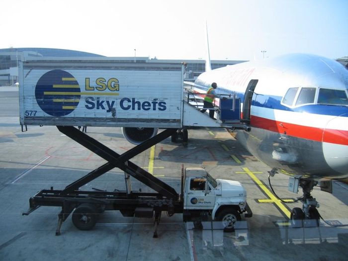 Một xe chuyên dùng để vận chuyển thực phẩm, vật tư lên máy bay. Ảnh: AEROSPACE GLOBAL NEWS