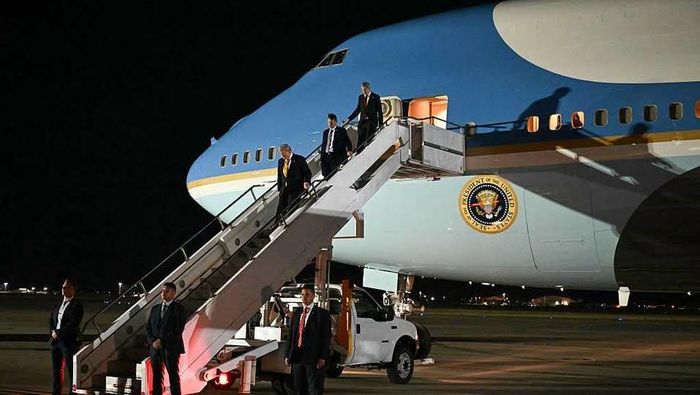 Tổng thống Donald Trump và chuyên cơ Air Force One. Ảnh: WMUR-TV