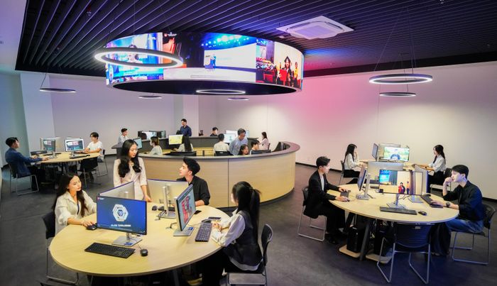 Sinh viên Trường ĐH Văn Lang trong giờ học thực hành - Ảnh: THANH HÙNG