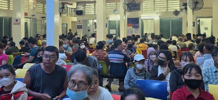  Người dân chờ khám chữa bệnh tại Bệnh viện Tâm thần (Ảnh: THÀNH SƠN) 