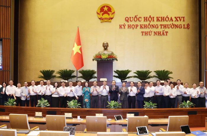 Thủ tướng Lê Minh Hưng, Chủ tịch Quốc hội Trần Thanh Mẫn cùng Đoàn ĐBQH TPHCM tại phiên thảo luận về dự án Luật Phát triển đô thị, sáng 11-8. Ảnh: QUANG PHÚC
