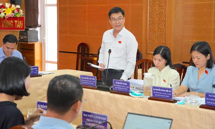  Các thành viên đoàn giám sát tại buổi làm việc với UBND phường Vũng Tàu. QUANG HUY 