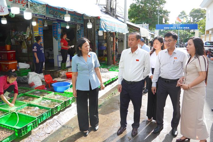  Thường trực HĐND TPHCM giám sát ATTP tại chợ hải sản Xóm Lưới. QUANG HUY 